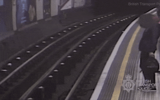 Đứng chờ tàu điện ngầm, ông lão 91 tuổi bị đẩy xuống đường ray Ảnh 2