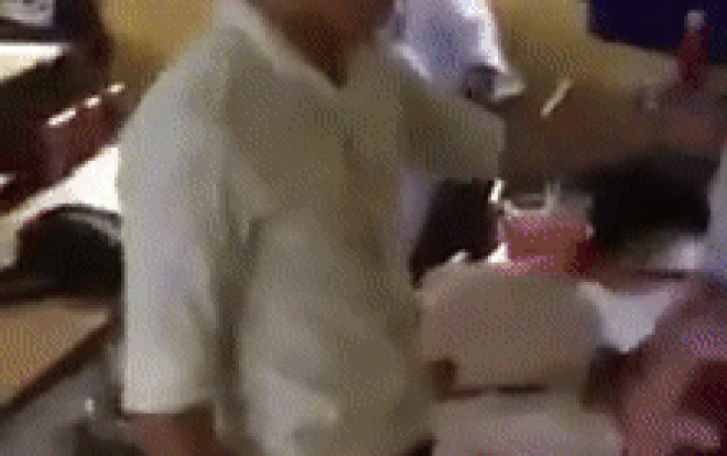 Lãng mạn giây phút nam sinh tay ôm hoa tay cầm dây chuyền đến tỏ tình rồi khẽ hôn nhẹ trán nữ sinh trước sự reo hò của bạn bè Ảnh 2