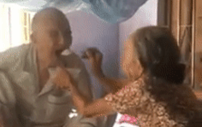 Cụ ông 93 tuổi được cụ bà đút từng muỗng cơm và câu chuyện tình yêu vĩnh cửu khiến ai cũng ước ao Ảnh 2