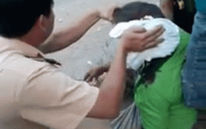 Vụ chiến sĩ CSGT cởi áo cầm máu cho người bị tai nạn gây xúc động: 'Tôi không kịp nghĩ gì, chỉ cố cầm máu cho nạn nhân rồi gọi xe cấp cứu' Ảnh 2