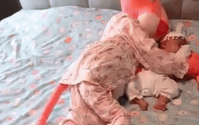 Gấu bông được mặc quần áo của mẹ rồi nằm ôm bé ngủ, đỉnh cao dỗ con là đây chứ đâu! Ảnh 2