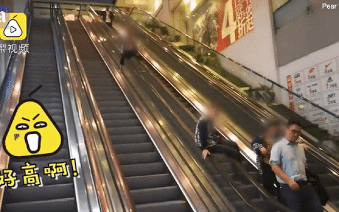 Thót tim cảnh 3 cậu bé vô tư trượt xuống từ thang cuốn như chơi cầu trượt Ảnh 2