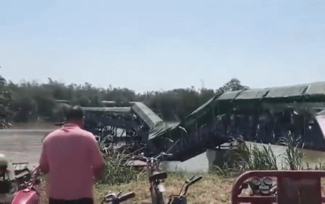 Cầu ở Trung Quốc gẫy làm đôi, người dân vẫn cố chen nhau đi qua Ảnh 2