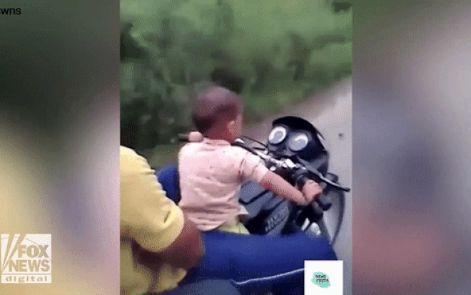 Bé trai 3 tuổi 'cưỡi' xe phân khối lớn, chạy 60 km/h trên đường Ảnh 2