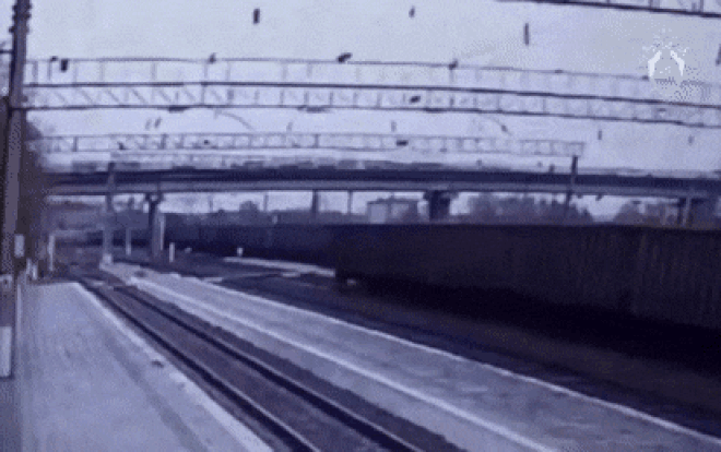 Khoảnh khắc cầu cao tốc bất ngờ đổ sập khi xe tải đang đi qua Ảnh 2