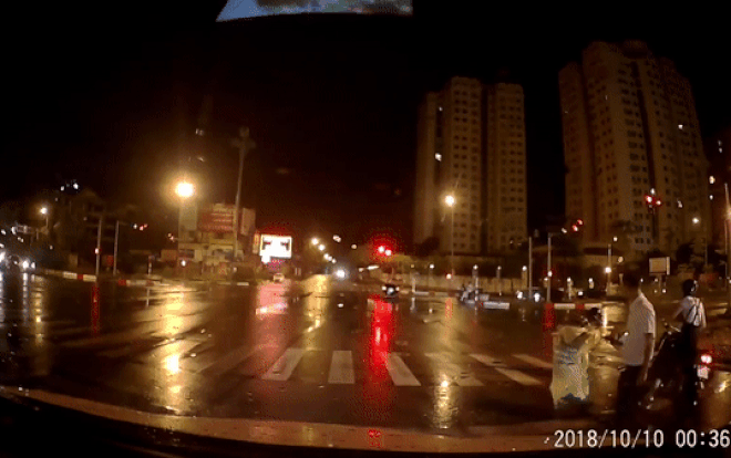 Hai cô gái trẻ say khướt ngã sõng soài giữa đường nhưng nhất quyết từ chối sự giúp đỡ, dựng xe dậy tiếp tục phóng đi giữa đêm muộn Ảnh 2