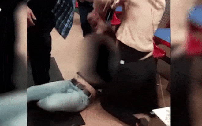 Người phụ nữ điên cuồng đánh rồi cắn đứt tai bạn ngay trong quán ăn Ảnh 2