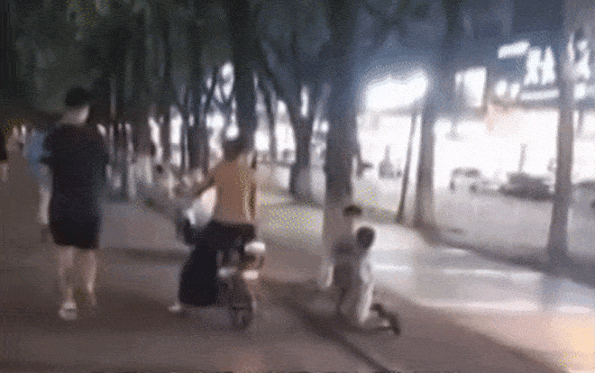 Phẫn nộ bà mẹ bắt 2 con quỳ gối, tát nhau giữa đường Ảnh 2