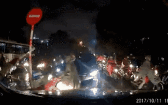 Ô tô đi ngược chiều, tài xế không cần đôi co mà gọi ngay cảnh sát bắt lại Ảnh 2