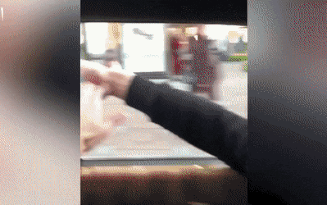 Thanh niên con nhà giàu ngồi trên ô tô rải tiền khắp phố gây bức xúc Ảnh 2