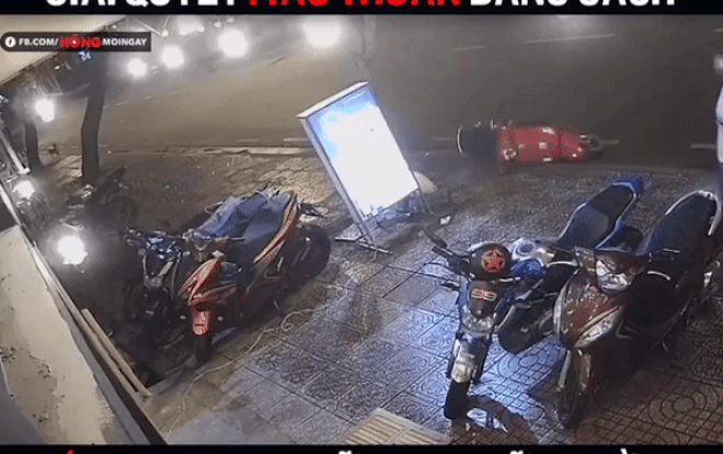 Phẫn nộ chồng đánh vợ dã man như đánh kẻ thù, 3 thanh niên trai tráng cũng không ngăn được những cú đấm như trời giáng Ảnh 2