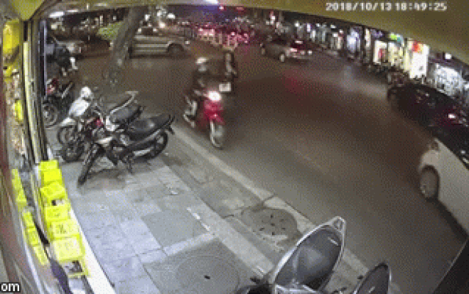 Vừa đi bộ vừa dùng điện thoại, người phụ nữ bị giật đồ ngay giữa phố Ảnh 2