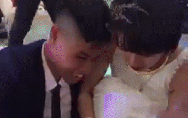 Cô dâu tiu nghỉu sau khi bóc quà cưới của hội bạn thân: Cứ tưởng được iPhone, ai ngờ xấp tiền lẻ Ảnh 2