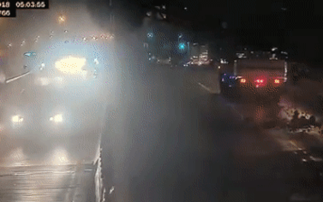 Cận cảnh thùng hàng xe tải va chạm khiến giàn giáo hầm Thủ Thiêm sập xuống Ảnh 2