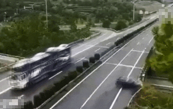 Đâm vào rào chắn, ô tô xoay 360 độ Ảnh 2