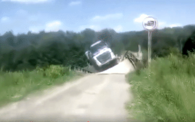 Khoảnh khắc thảm họa được báo trước khi tài xế cố tình lái xe tải hạng nặng qua cầu gỗ Ảnh 2