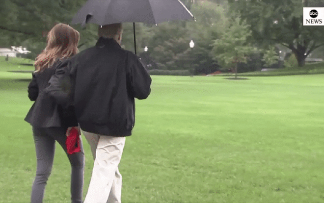 Tổng thống Trump bị chê 'thiếu galăng' khi không che ô cho vợ dưới trời mưa Ảnh 2