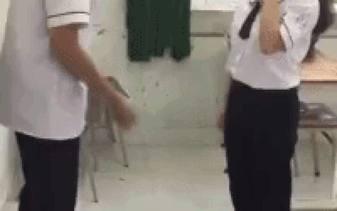 Diễn lại cảnh kinh điển của Hậu duệ mặt trời, nam sinh 'chết điếng' vì làm vỡ cả Iphone X Ảnh 2