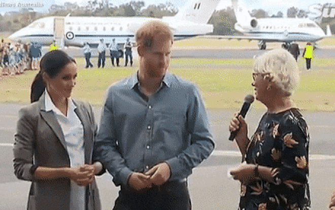 Khoảnh khắc Hoàng tử Harry đuổi ruồi khiến Công nương Meghan bật cười Ảnh 2