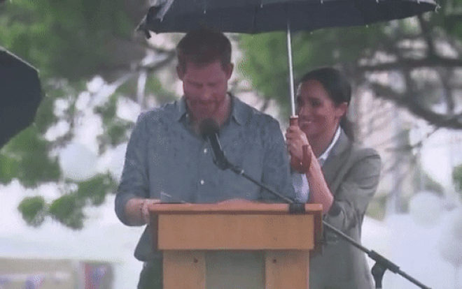 Công nương Meghan che ô, nhìn chồng trìu mến dưới mưa khiến nhiều trái tim 'tan chảy' Ảnh 2