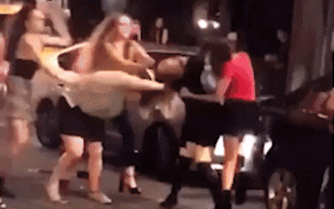 Gái xinh lao vào túm tóc, ẩu đả lẫn nhau gây náo loạn đường phố lúc nửa đêm Ảnh 2