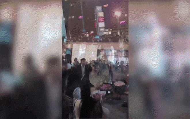 Hai thanh niên lao vào đánh nhau túi bụi khi đang cùng cầu hôn một cô gái Ảnh 2