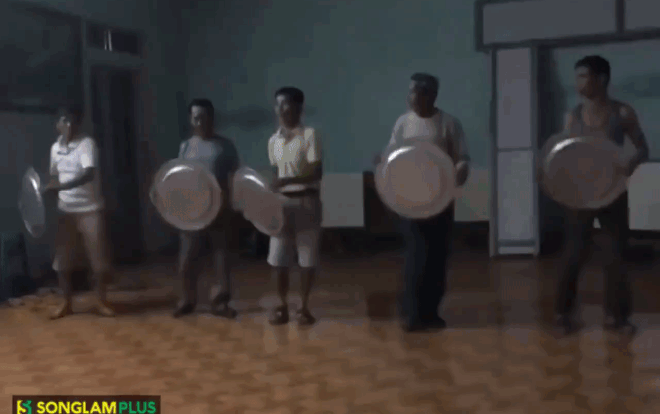 Mừng 20/10 hội đàn ông yêu vợ đem cả mâm ra múa dẻo quẹo trên nền nhạc 'hổ lốn' khiến dân mạng cười ngất Ảnh 2