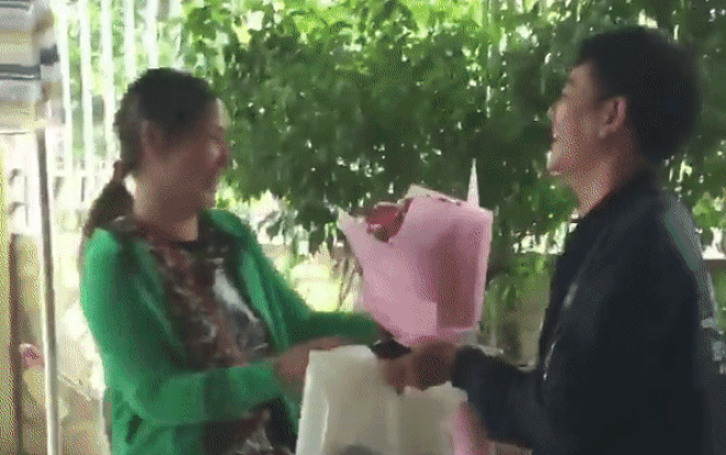 Tặng quà 20/10 sớm cho vợ, ông chồng xứ Nghệ vừa bật cười vừa khóc kêu ‘rầy lắm’ ngại lắm khiến dân mạng ‘nổ mắt’ ghen tỵ Ảnh 2