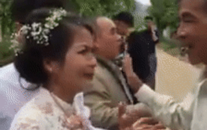 Xúc động khoảnh khắc cô dâu bật khóc nức nở níu chia tay người thân trong ngày cưới Ảnh 2