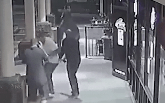 Ép uống rượu không được, người đàn ông rút súng bắn bạn 6 phát Ảnh 2