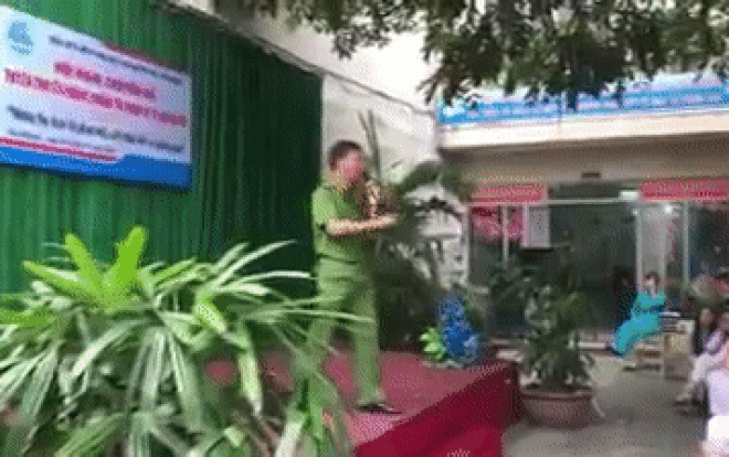 Chiến sĩ công an gây sốt với màn hướng dẫn nữ sinh dùng tuyệt chiêu 'xúc tép' khi đối mặt với 'yêu râu xanh' Ảnh 2