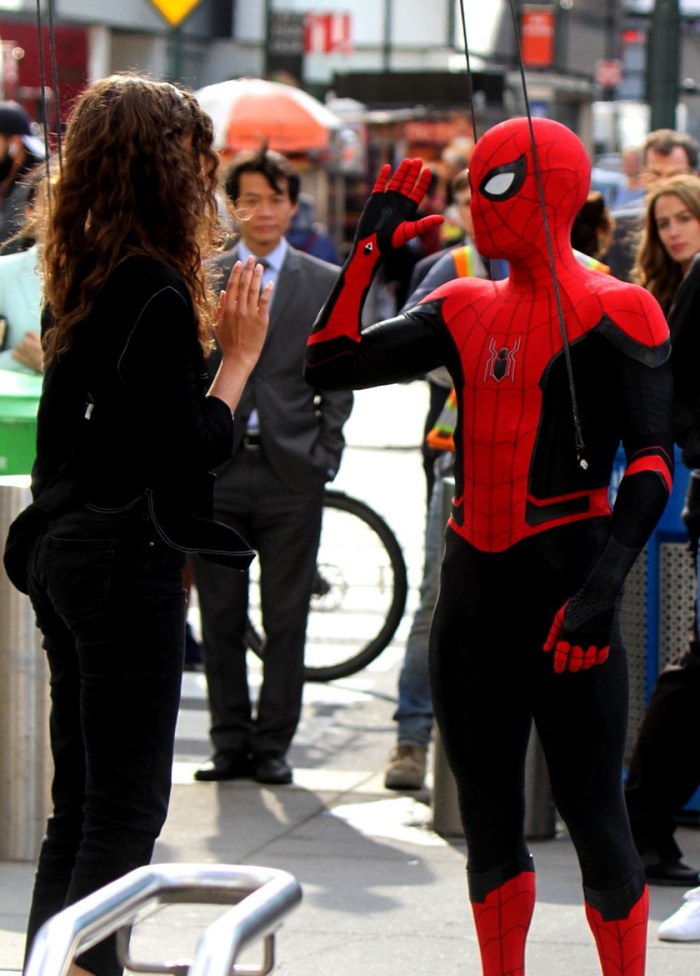 Spider-Man 2' chính thức đóng máy: Hàng loạt hình ảnh của Tom Holland và  Zendaya được tiết lộ!