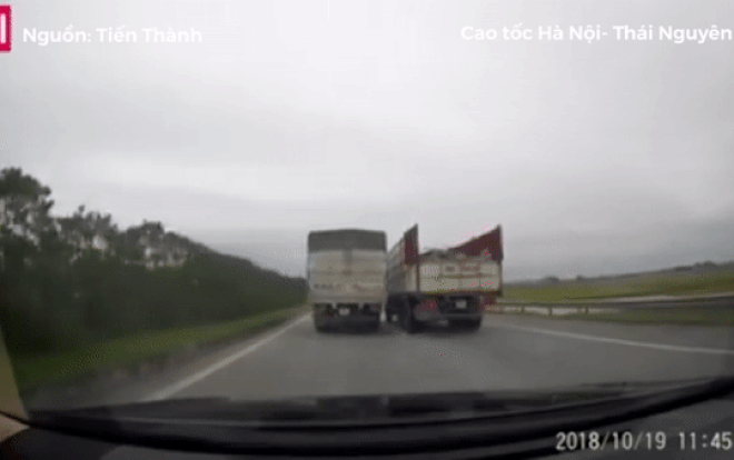 Xe tải bất ngờ vọt lên chèn ép một xe tải khác cực nguy hiểm trên cao tốc khiến nhiều người bức xúc Ảnh 2