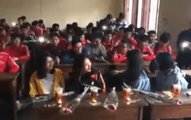 Chuyện 20/10 không-khô-khan ở lớp học phải ‘mượn’ 5 bạn gái lớp khác sang tặng quà cho có không khí Ảnh 2