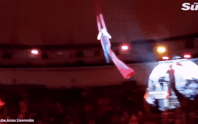 Video: Nữ diễn viên xiếc tuột tay, ngã từ độ cao hơn 6 m khiến khán giả thót tim Ảnh 2