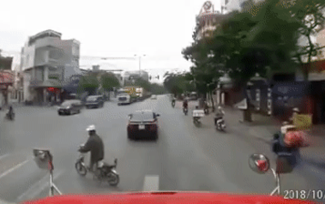 Cụ ông sang đường bất cẩn và pha 'chạm trán' container khiến nhiều người thót tim Ảnh 2