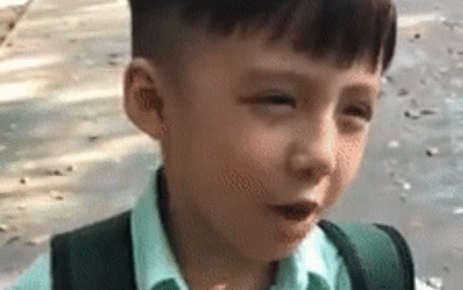 Cậu nhóc ngày đầu đi học khoe được làm lớp trưởng dõng dạc nói 'ưu điểm là tập trung' nhưng dân mạng chú ý vì xứng tầm hot boy Ảnh 2