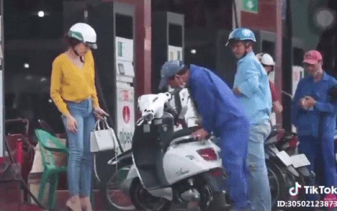 Hì hục dắt xe máy điện vào đổ xăng, cô gái gặp ngay anh nhân viên nhiệt tình khiến dân mạng cười lăn lộn Ảnh 2