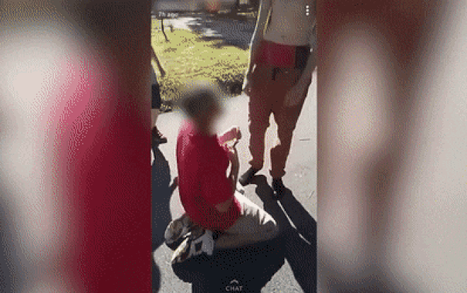 Video nam sinh bị bạn đấm đá, dí súng vào đầu gây phẫn nộ Ảnh 2