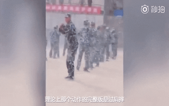 Tự biên tự diễn cảnh đấu tay đôi trong giờ học quân sự, nam sinh bỗng chốc 'nổi như cồn' Ảnh 2