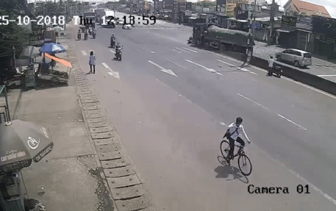 Pha lao nhanh của xe tải và cái kết văng xa gần chục mét của đôi học sinh đạp cố sang đường gây tranh cãi Ảnh 2
