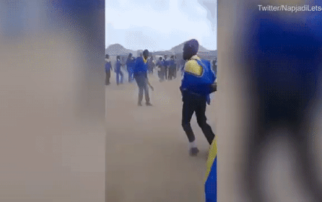 Choáng váng cảnh hàng chục học sinh mang dao phay lao vào chém nhau như thời trung cổ Ảnh 2