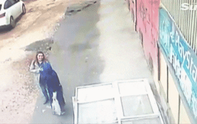 Đang đi đường bất ngờ bị hố khổng lồ 'nuốt chửng' Ảnh 2