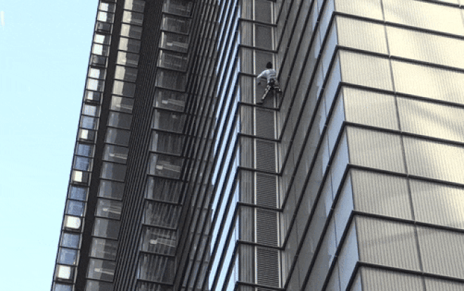 'Người nhện' tay không thoăn thoắt leo tòa tháp cao 202 m Ảnh 2