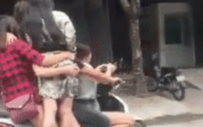 Phát hoảng 6 người chen chúc trên chiếc xe máy, một kiều nữ phải đu bám đứng lên chỗ để chân Ảnh 2