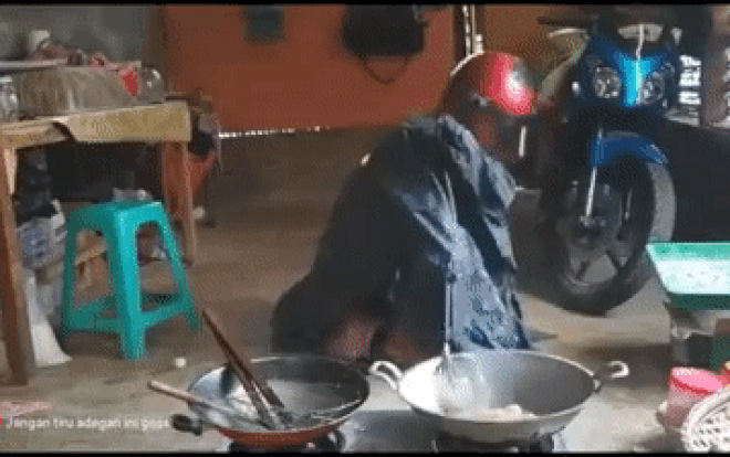 Khi đàn ông vào bếp: 'Áo giáp', mũ bảo hiểm cứ như… một chiến binh Ảnh 2