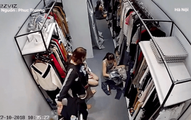 Nhanh như chớp, người phụ nữ chôm xong ví tiền trong cửa hàng thời trang Ảnh 2