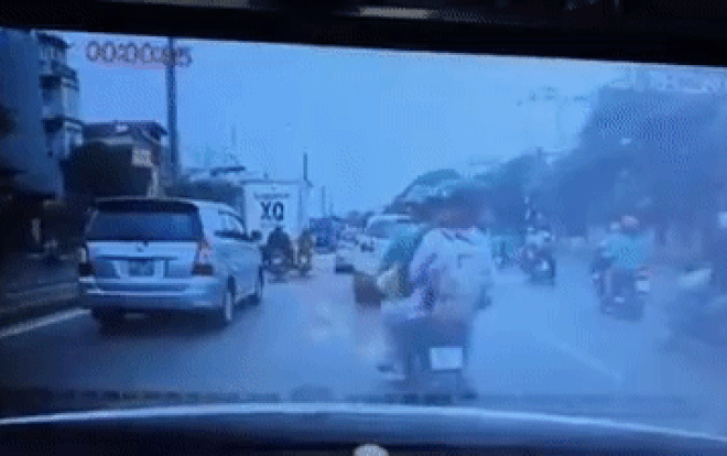 Nhảy vội xuống xe khi thấy CSGT, cô gái khiến dân tình giận tím mặt Ảnh 2