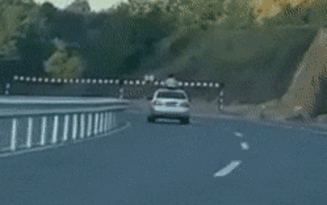 Ô tô đâm trúng biển báo giữa đường cao tốc, bé trai ngồi trên mui xe mất mạng Ảnh 2