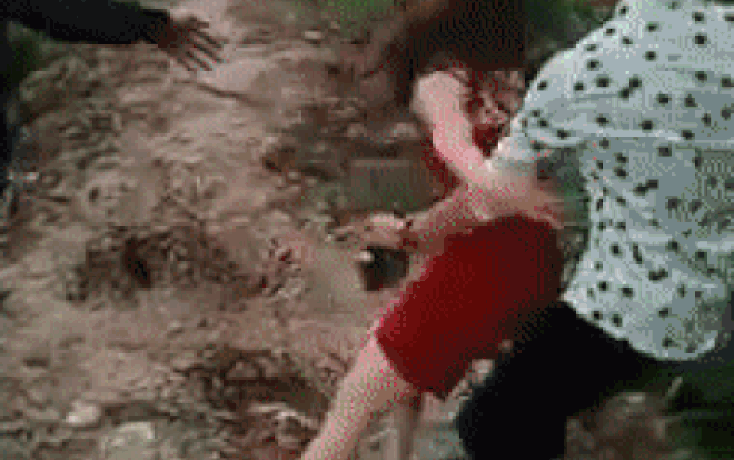 Xôn xao clip cô gái mặc váy đỏ say khướt ngã sõng soài xuống mương, bạn trai phải vác lên vai đưa về Ảnh 2